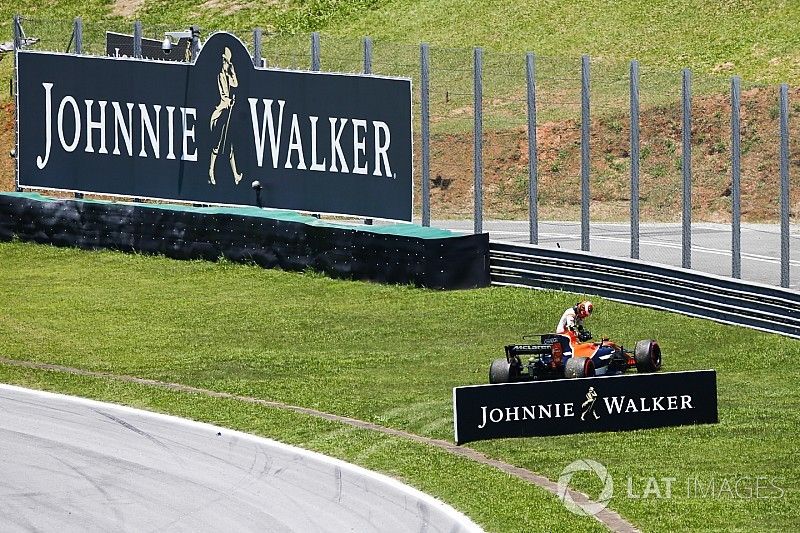 Vandoorne geeft op na aanrijding bij de start: "Kon geen kant op"