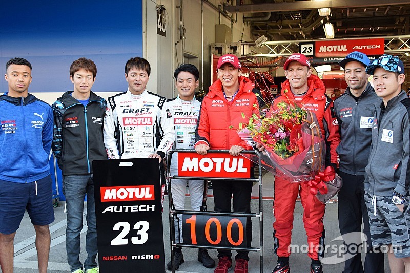 クインタレッリの参戦100戦目を、日産ドライバーがサプライズ祝福