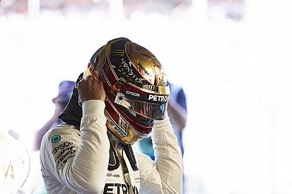 Hamilton haalt uit naar hobbelig Silverstone: "Het slechtste werk ooit"