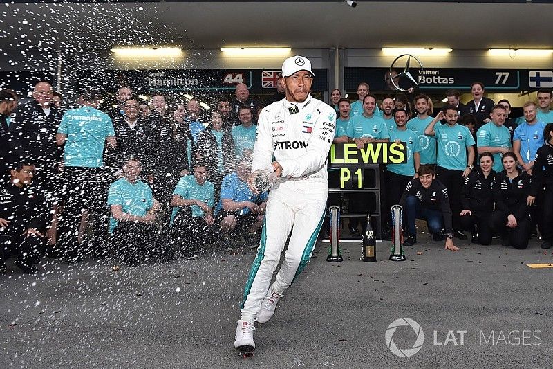 Le vainqueur Lewis Hamilton, Mercedes-AMG F1 fête sa victoire avec son équipe et du champagne