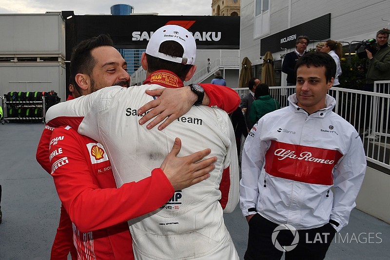 A Ferrari vezetősége is gratulált Leclercnek