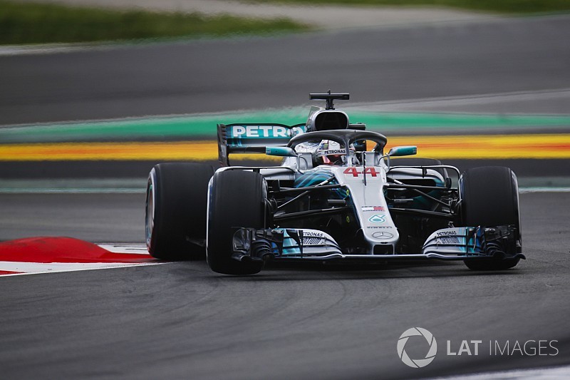 Mercedes указала FIA на лазейку в правилах о расходе масла
