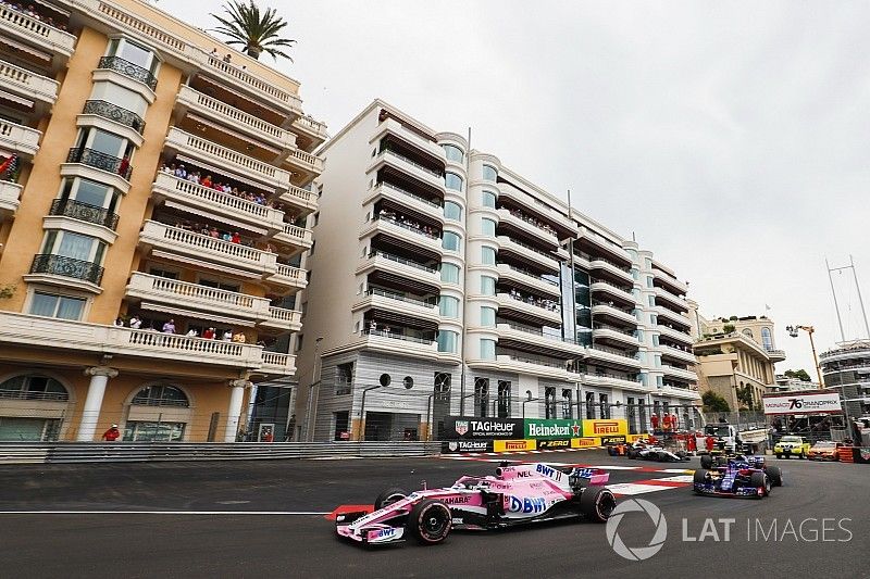 Sergio Perez, Force India VJM11, leads Pierre Gasly, Toro Rosso STR13, Nico Hulkenberg, Renault Sport F1 Team R.S. 18, Sergey Sirotkin, Williams FW41, y el resto del grupo