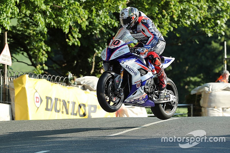 Toeschouwer in gevangenis na oversteken circuit Isle of Man TT