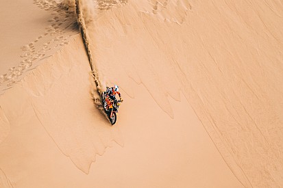 El campeón del Dakar, fuera de carrera