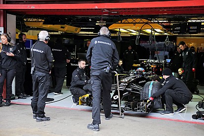 Software issues cause "painful" first day for Renault