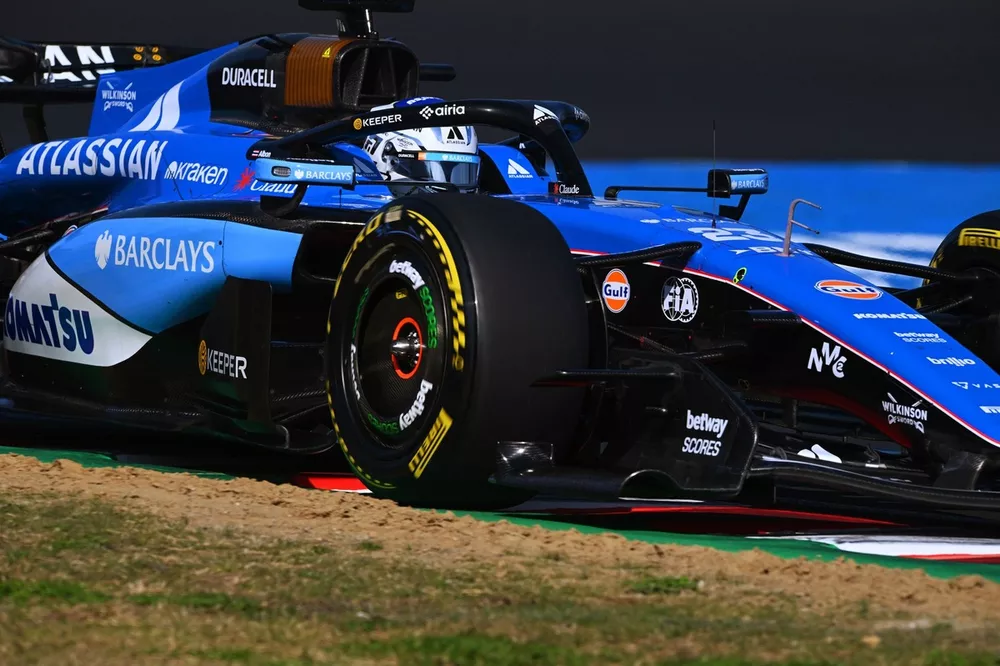 ウィリアムズ　F1 チーム　スタッフ用　ピットストップ　スーツ　支給品￼ ウイリアムズ、F1日本GP決勝をテストの場としてフル活用。レース終盤”5