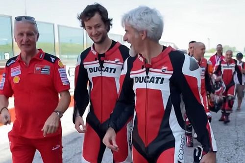 Vídeo: Gigi Dall'Igna y Tardozzi se suben a una Ducati con Pecco Bagnaia 