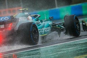 VIDEO: Vettel glibbert tegen bandenstapel aan in derde training