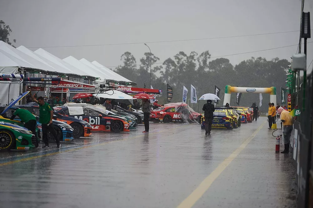 Stock Car sob chuva no Velopark