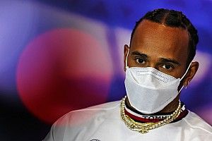 Hamilton pide "acciones reales" para frenar "viejas voces"