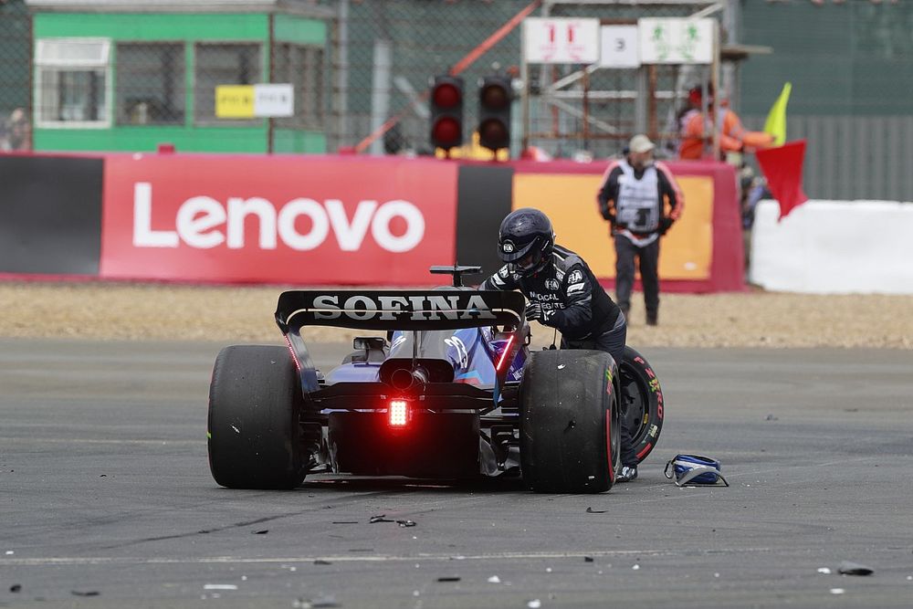 Alex Albon, Williams FW44, crash