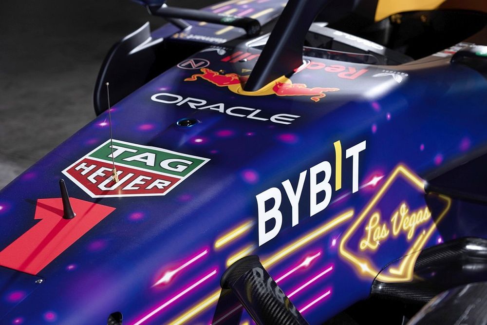 Decoraci&oacute;n especial del Red Bull Racing RB19 para el GP de Las Vegas