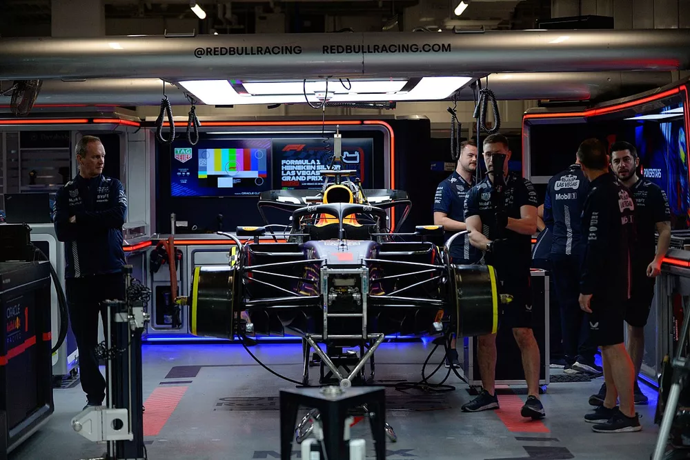 Mec&aacute;nicos en el garaje con el coche de Max Verstappen, Red Bull Racing RB19