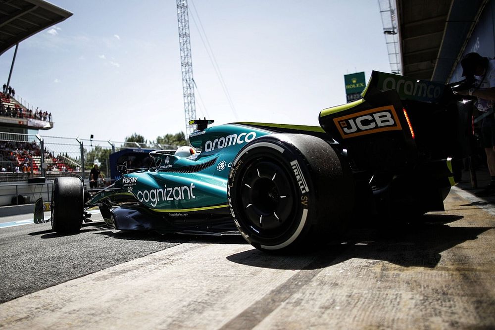 Sebastian Vettel, Aston Martin AMR22, verlaat de garage