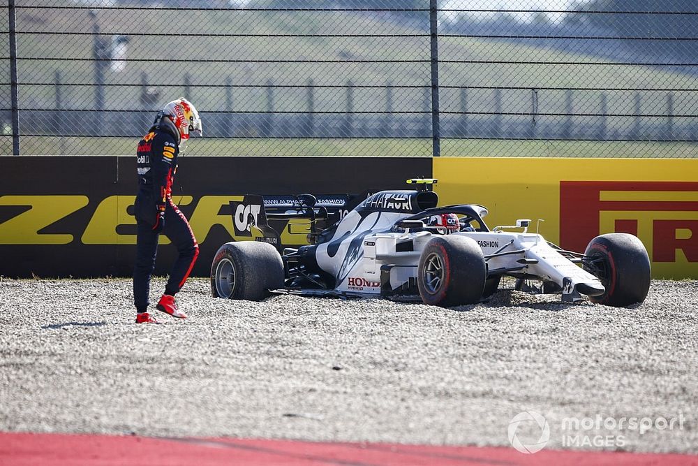 Max Verstappen, Red Bull Racing, and Pierre Gasly, AlphaTauri AT01, in the gravel and out of the race on the opening lap