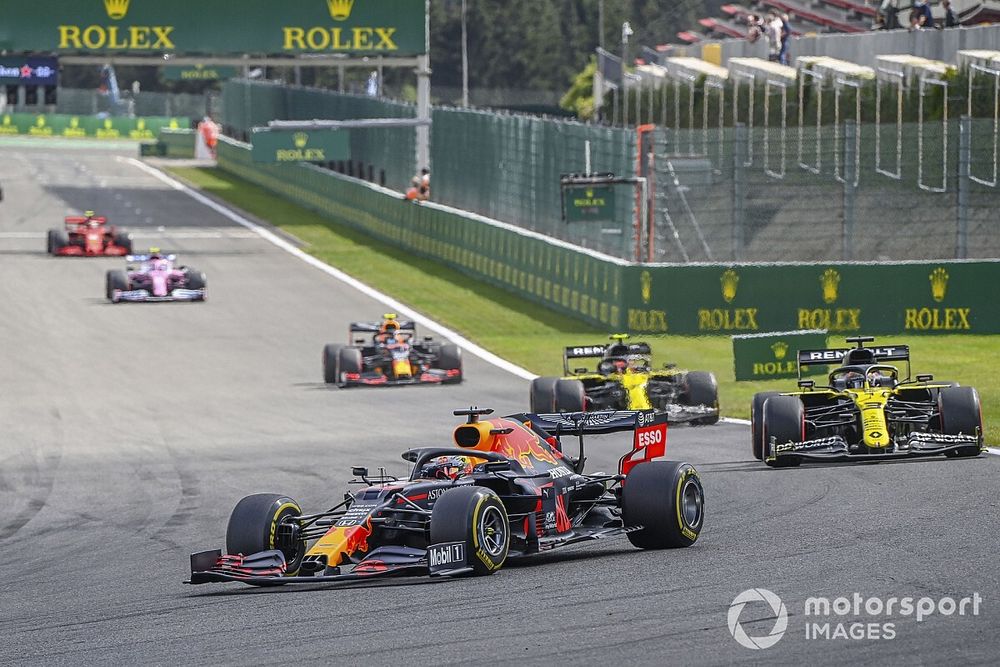 Max Verstappen, Red Bull Racing RB16, Daniel Ricciardo, Renault F1 Team R.S.20, Esteban Ocon, Renault F1 Team R.S.20, en Alex Albon, Red Bull Racing RB16