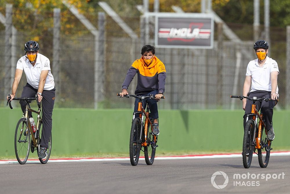 Sainz: "Que no pongan excusas, Verstappen también habría querido liderar"