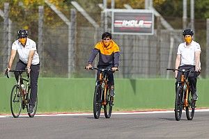 Sainz: "Que no pongan excusas, Verstappen también habría querido liderar"