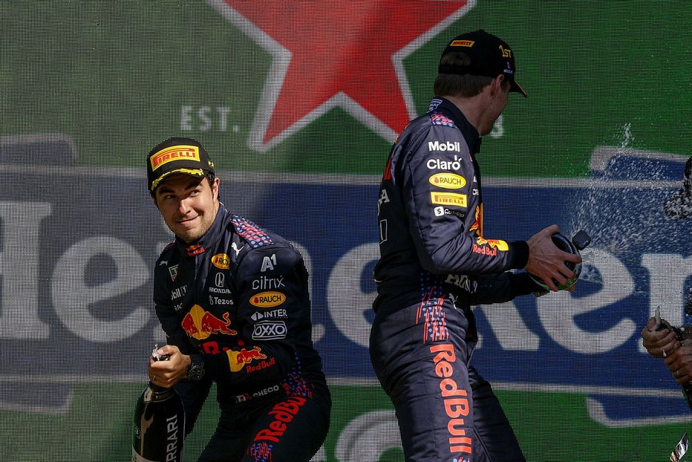 Delapan Aksi Sergio Perez Bantu Max Verstappen Rebut Gelar F1