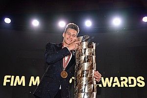 Fabio Quartararo a posé sa plaque sur le trophée des champions