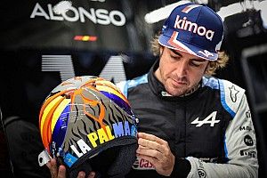 Alonso y el casco especial en homenaje a afectados por volcán