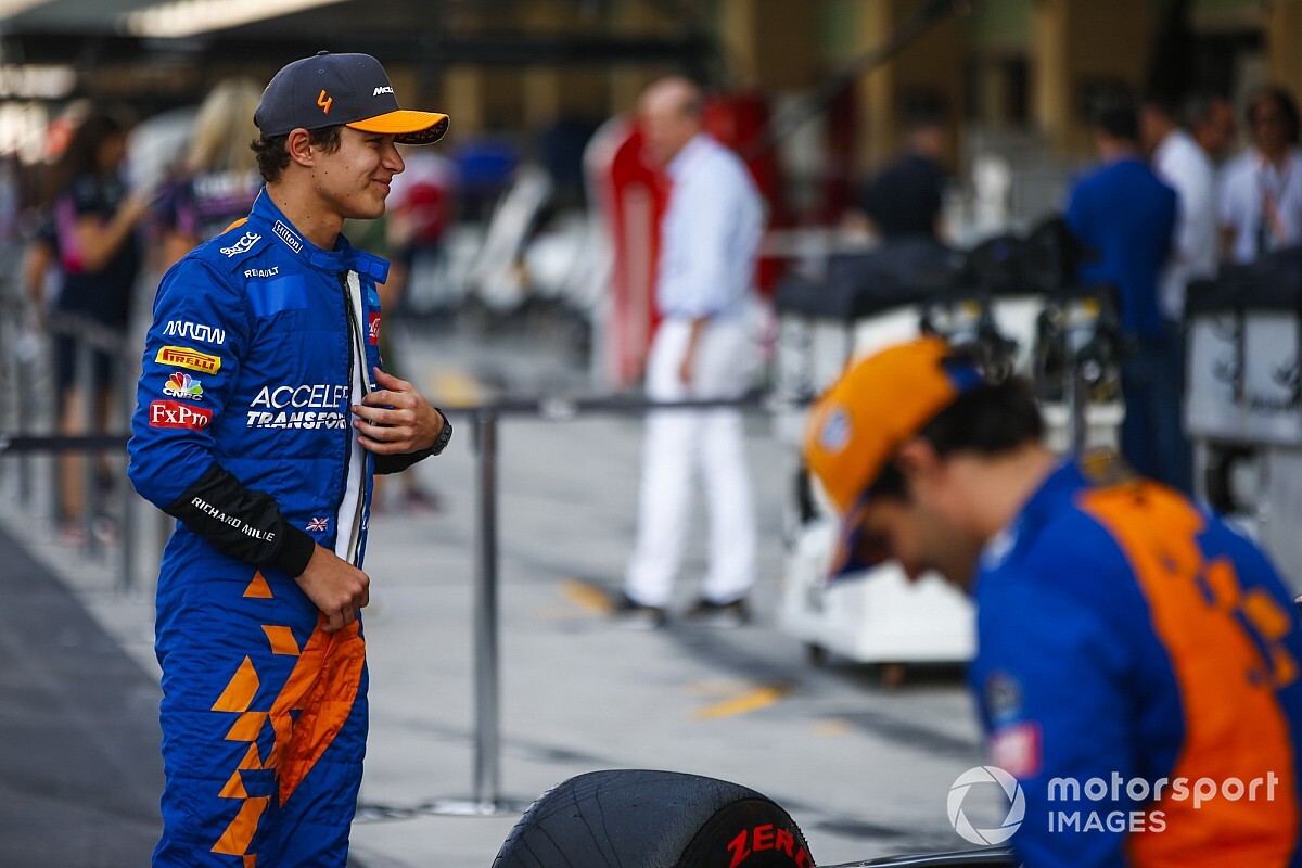 Sainz és Norris látványos gokartos kergetőzése (videó)