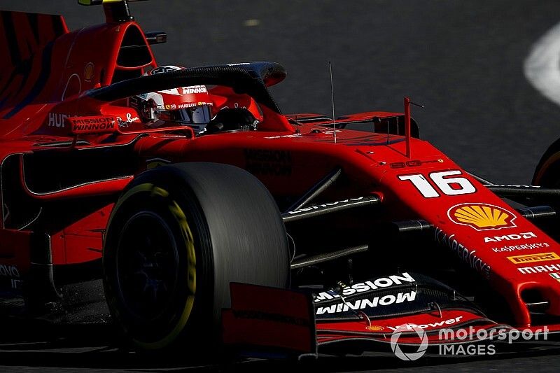 Vídeo: Leclerc hace la mítica curva 130R con una mano, ¿proeza?