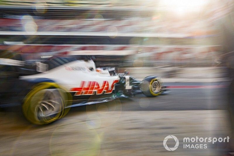 Videón, ahogy Grosjean, és Kvjat izmoznak egymással Barcelonában, nem sokon múlt