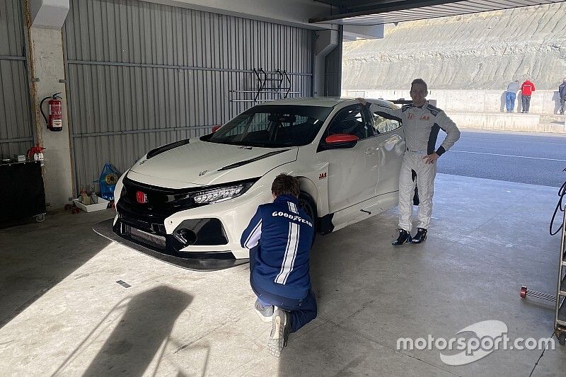 I team del WTCR al lavoro a Castellolí con le gomme Goodyear