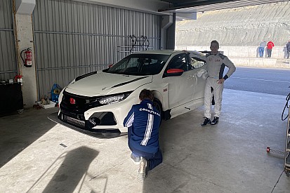 I team del WTCR al lavoro a Castellolí con le gomme Goodyear