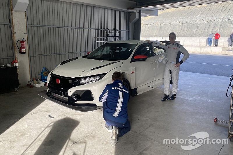 I team del WTCR al lavoro a Castellolí con le gomme Goodyear