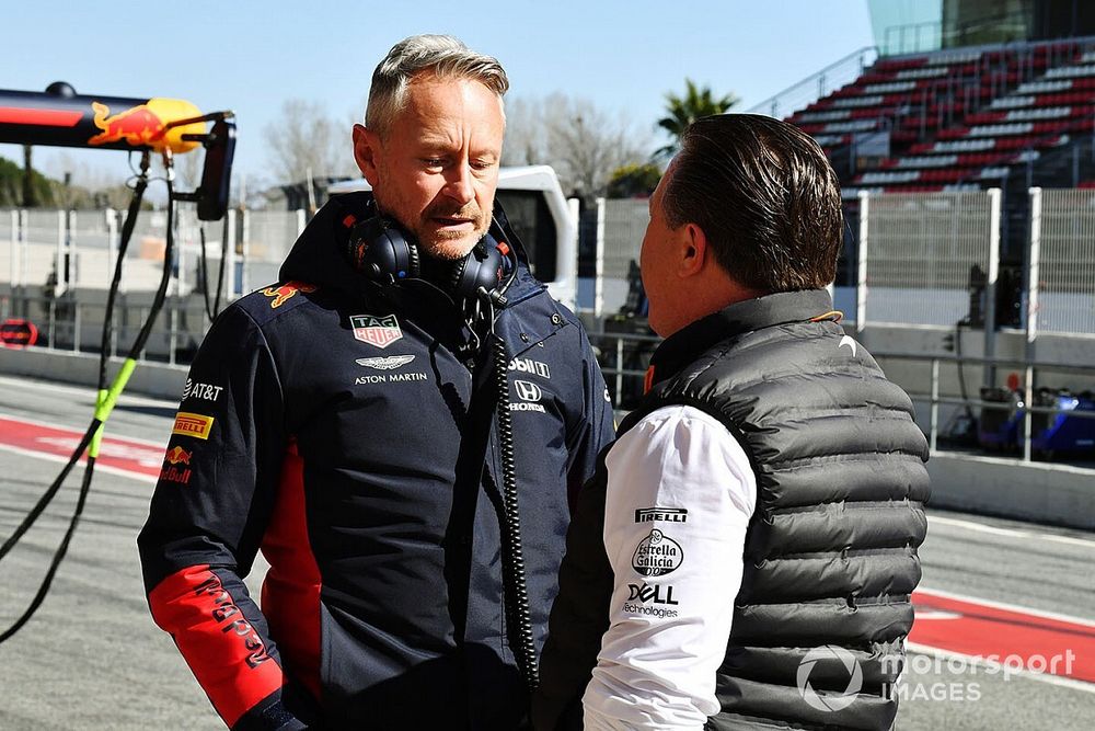 Jonathan Wheatley, Team Manager, Red Bull Racing, parla a Zak Brown, Executive Director, McLaren 