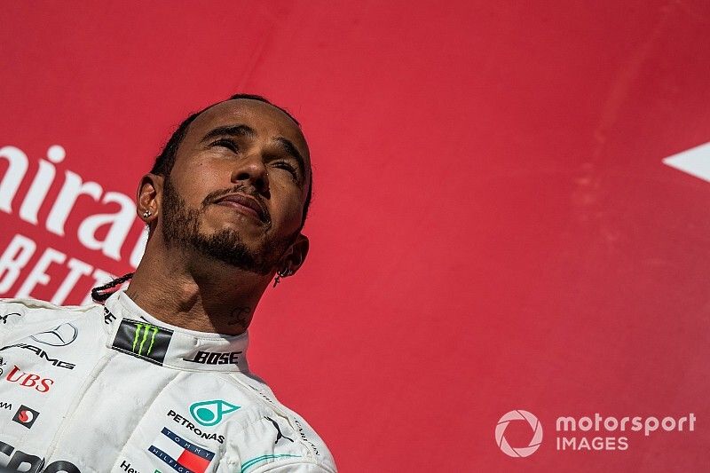 Lewis Hamilton, Mercedes AMG F1, deuxième, sur le podium