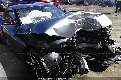 Bárki licitálhat a fának csapott új Toyota Suprára (videó)