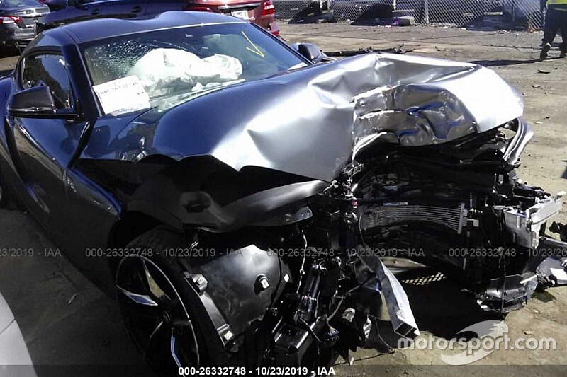 Bárki licitálhat a fának csapott új Toyota Suprára (videó)