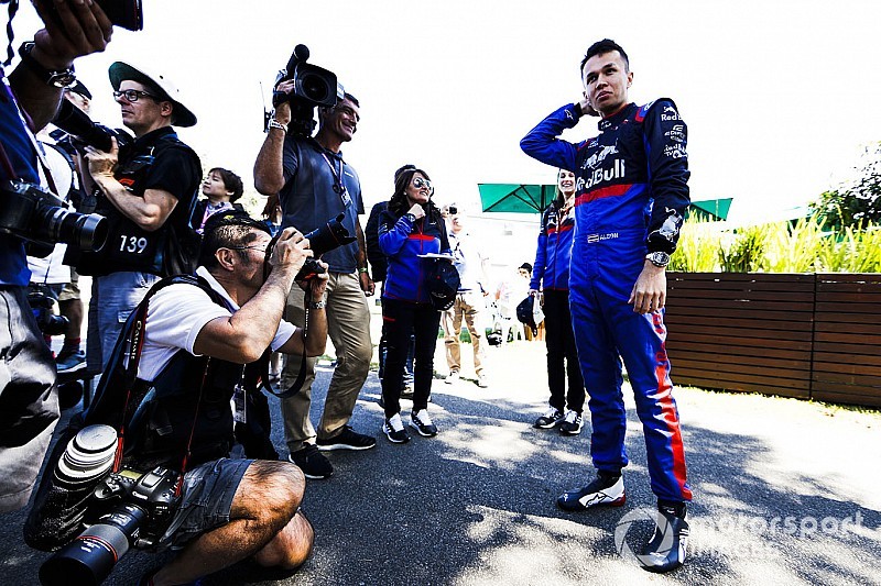 «Сначала я часто оглядывался на Квята». Элбон рассказал Motorsport.com о работе с Toro Rosso