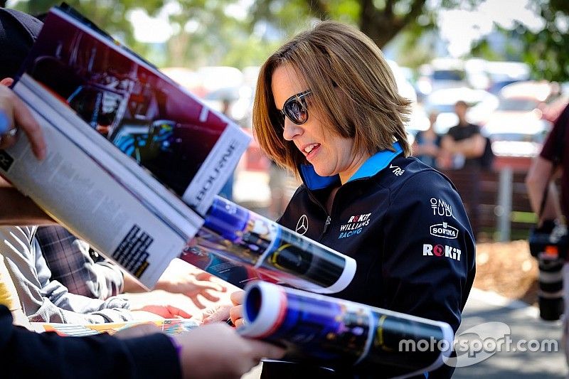 Claire Williams, subdirectora de Williams Racing firma autógrafos