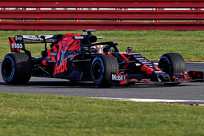 Verstappen, Honda motoruyla ilk sürüşün ardından gülüyor