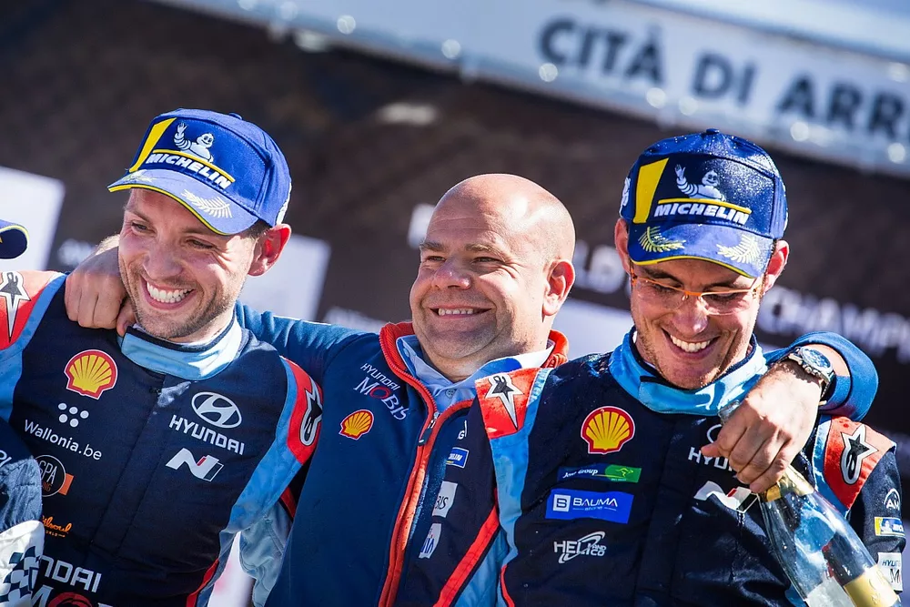 Thierry Neuville, Nicolas Gilsoul, Hyundai Motorsport Hyundai i20 Coupe WRC con Andrea Adamo, Team principal Hyundai Motorsport