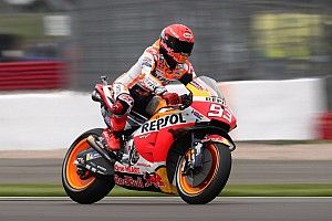 Marquez voor behandeling naar ziekenhuis na zware crash