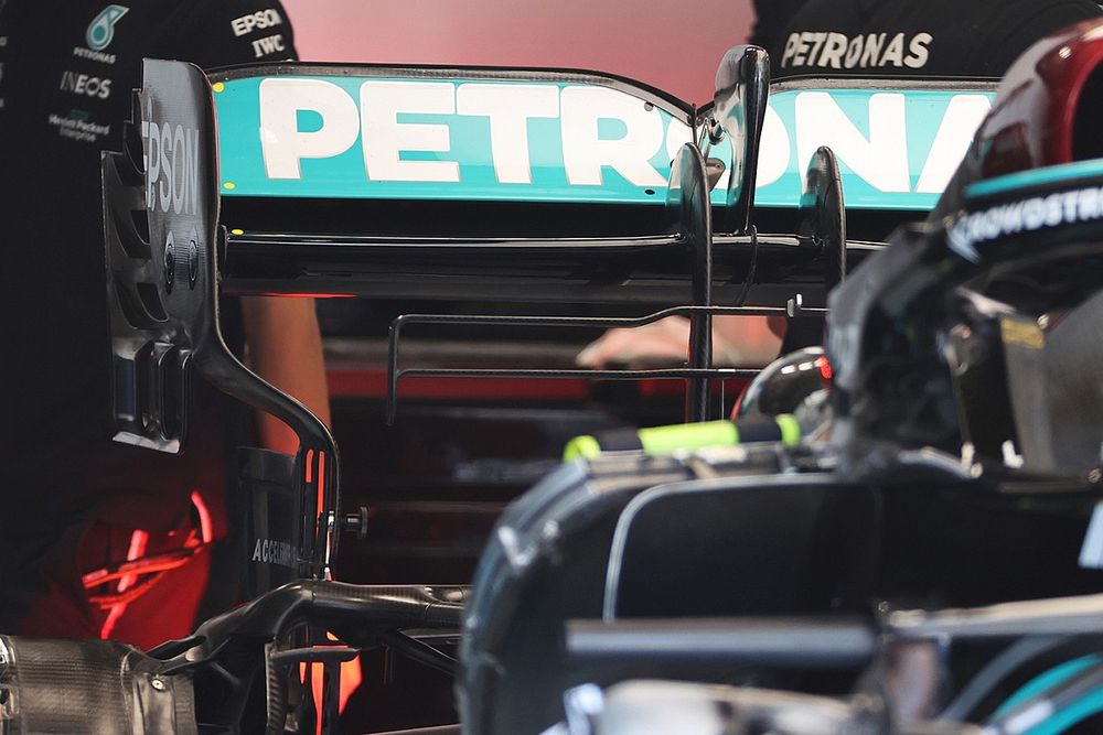 F1: Mercedes con ala posteriore più carica di Red Bull