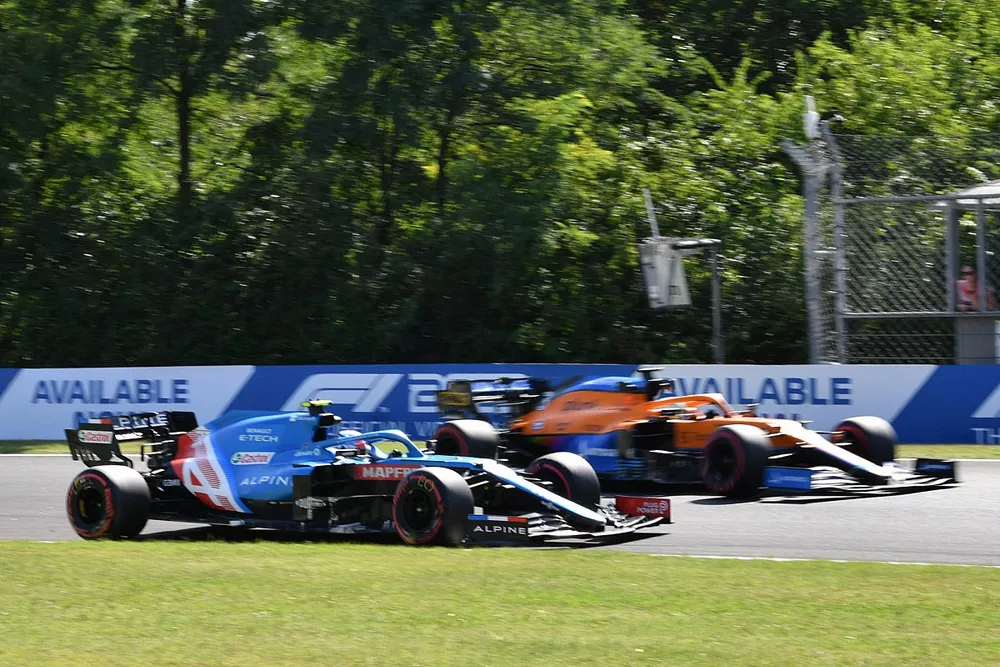 Esteban Ocon, Alpine A521, battles with Daniel Ricciardo, McLaren MCL35M