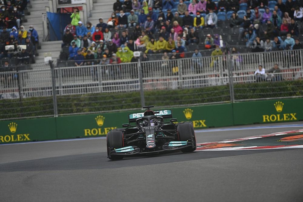 PÓDIO AO VIVO: Hamilton vence 100º GP na F1 no caos da Rússia