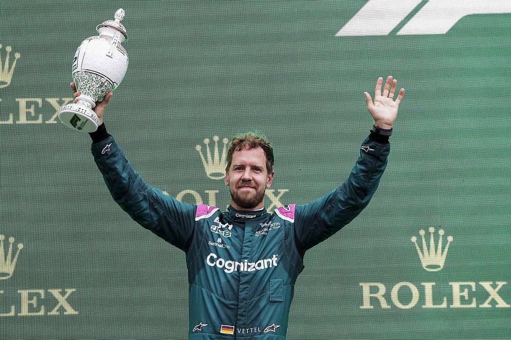 Sebastian Vettel, Aston Martin, met zijn trofee