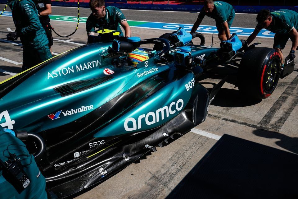 Fernando Alonso, Aston Martin AMR24, vuelve al garaje