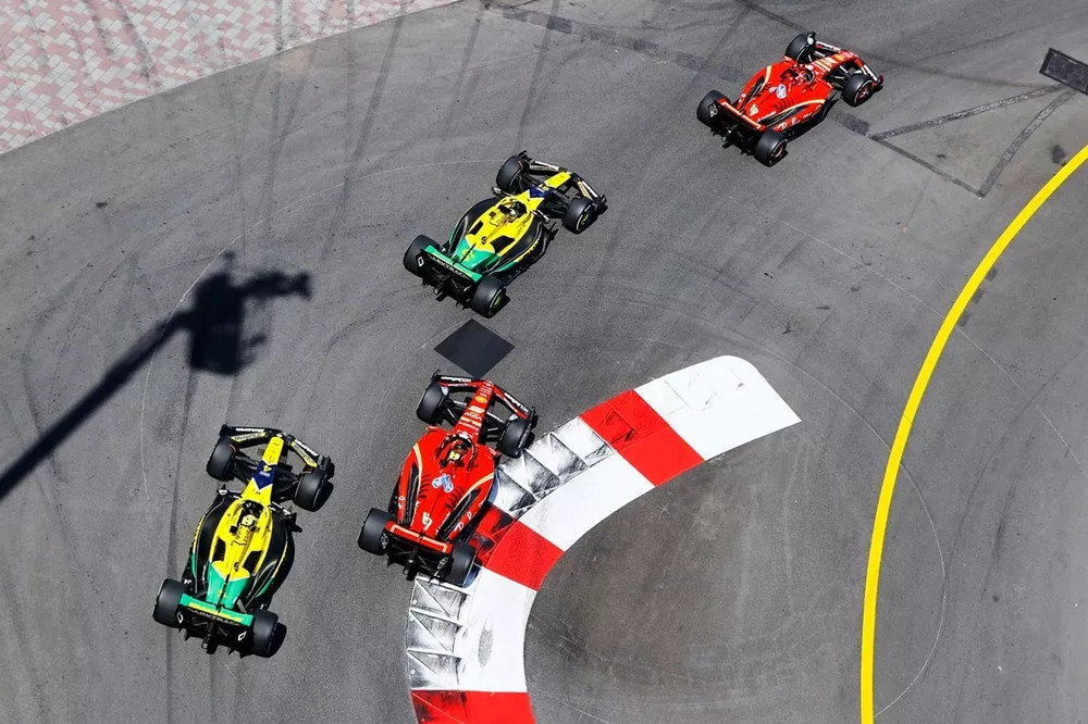 Charles Leclerc, Ferrari SF-24, Oscar Piastri, McLaren MCL38, Carlos Sainz, Ferrari SF-24, Lando Norris, McLaren MCL38, at the start