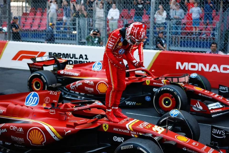 Charles Leclerc, Scuderia Ferrari, 1e positie, viert feest bij aankomst in Parc Ferme
