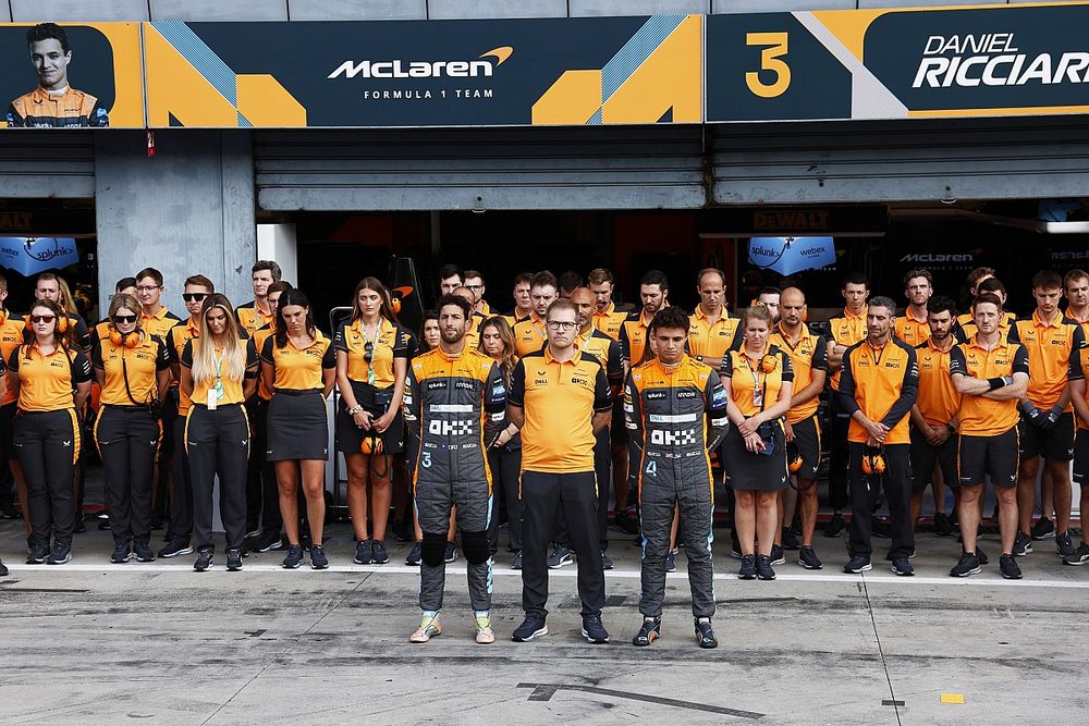 Daniel Ricciardo, McLaren,reas Seidl, Team Principal, McLaren, Lando Norris, McLaren, the McLaren team stand in the pit lane for a minute silence in memory of Her Majesty the Queen