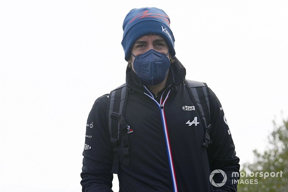 Alonso és Ocon az Alpine céges autóját terelgeti (videó)